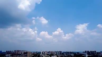 城市上空的蓝天白云视频的预览图